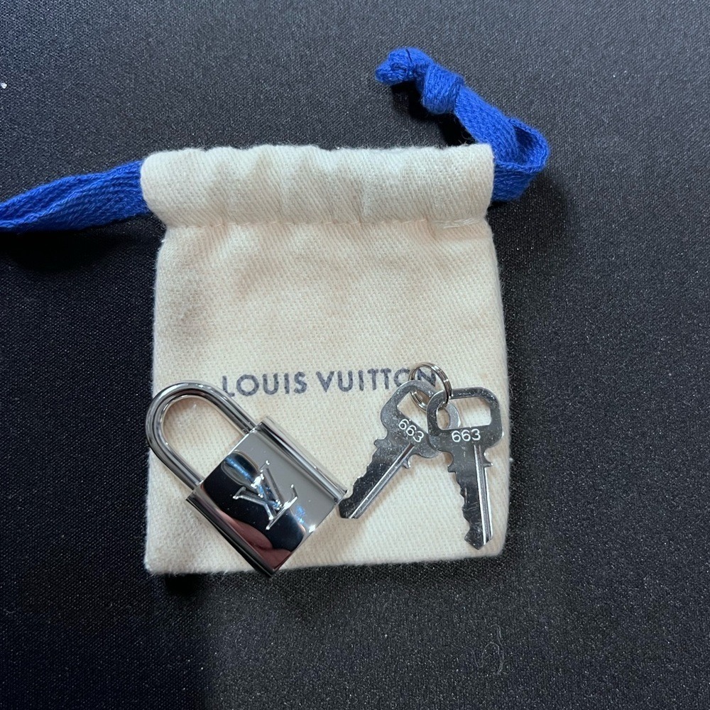 Rare! #663 New Authentic Louis Vuitton Silver Keys & Lock